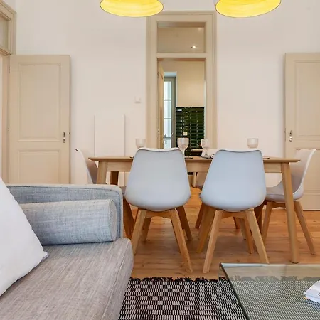 Charming 2bdr With Balcony In Lapa By Lovelystay